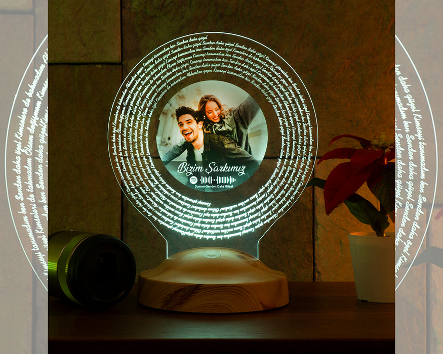 Spotify Kodlu Kendi Fotoğrafın ve Tüm Şarkı Sözü ile Led Lamba Şarkı Metinli ve İsimli Kişiye Özel Plak Formlu Fotoğraflı Kişiselleştirilmiş Hediye