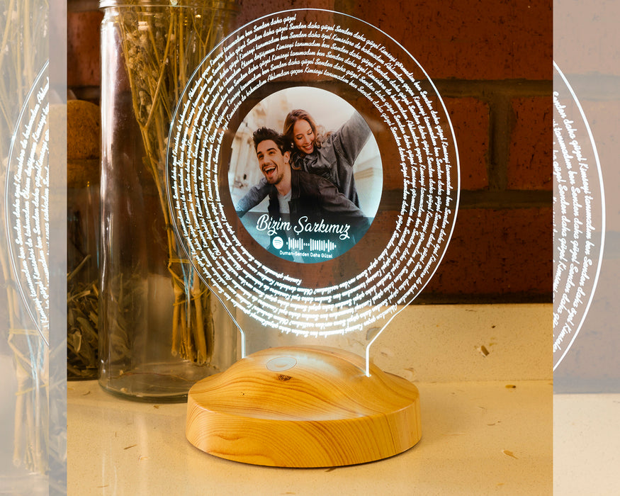 Spotify Kodlu Kendi Fotoğrafın ve Tüm Şarkı Sözü ile Led Lamba Şarkı Metinli ve İsimli Kişiye Özel Plak Formlu Fotoğraflı Kişiselleştirilmiş Hediye