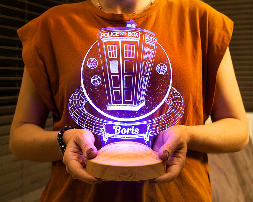 Tardis Temalı Kişiye Özel Hediye LED Gece Lambası – Doctor Who Hayranlarına Özel Hediye Seçeneği