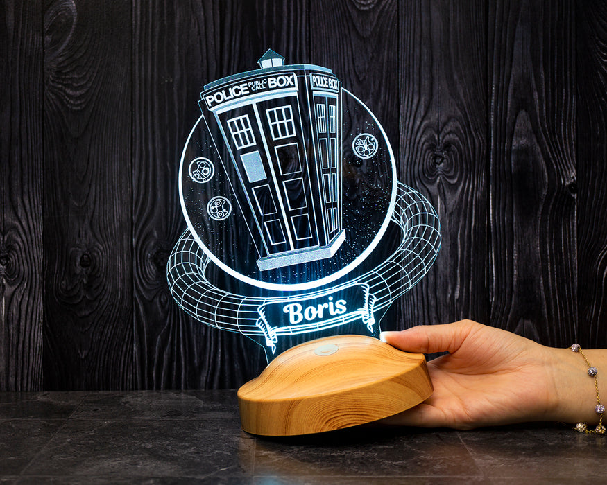 Tardis Temalı Kişiye Özel Hediye LED Gece Lambası – Doctor Who Hayranlarına Özel Hediye Seçeneği