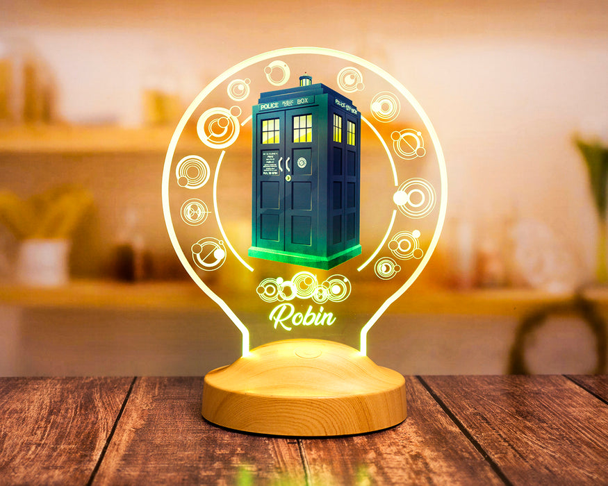 Tardis Temalı LED Gece Lambası – Galiffrey Dilinde Kişiye Özel Yazılı Doctor Who Hayranlarına Özel Işıklı Zaman Yolcusu Hediyesi