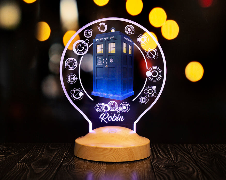 Tardis Temalı LED Gece Lambası – Galiffrey Dilinde Kişiye Özel Yazılı Doctor Who Hayranlarına Özel Işıklı Zaman Yolcusu Hediyesi