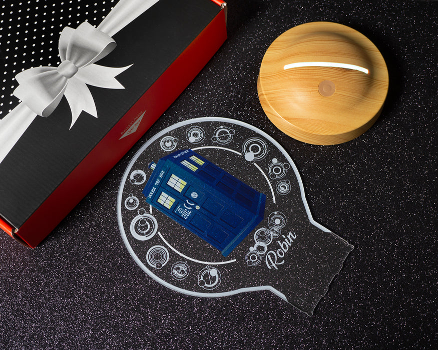 Tardis Temalı LED Gece Lambası – Galiffrey Dilinde Kişiye Özel Yazılı Doctor Who Hayranlarına Özel Işıklı Zaman Yolcusu Hediyesi