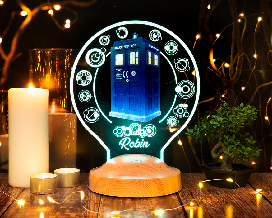 Tardis Temalı LED Gece Lambası – Galiffrey Dilinde Kişiye Özel Yazılı Doctor Who Hayranlarına Özel Işıklı Zaman Yolcusu Hediyesi