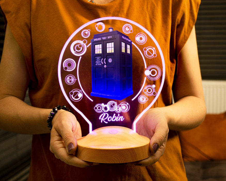 Tardis Temalı LED Gece Lambası – Galiffrey Dilinde Kişiye Özel Yazılı Doctor Who Hayranlarına Özel Işıklı Zaman Yolcusu Hediyesi
