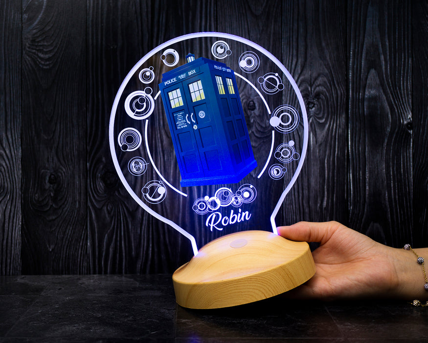 Tardis Temalı LED Gece Lambası – Galiffrey Dilinde Kişiye Özel Yazılı Doctor Who Hayranlarına Özel Işıklı Zaman Yolcusu Hediyesi